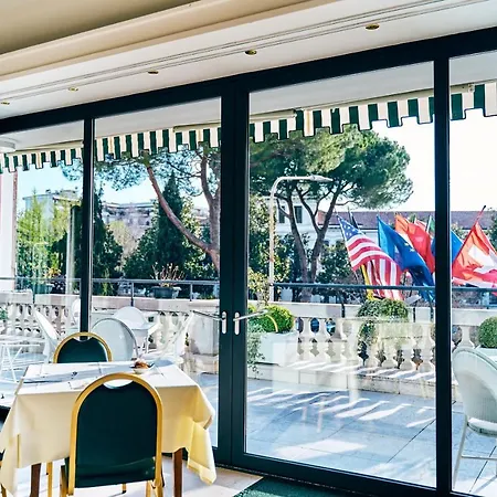 Ambassador Palace Hotel 4*